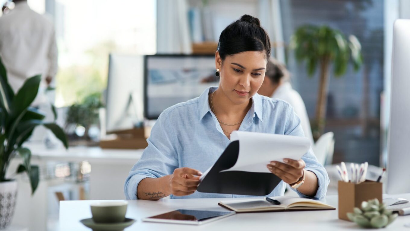 Dirigeant de PME consultant un logiciel de comptabilité sur son ordinateur portable.