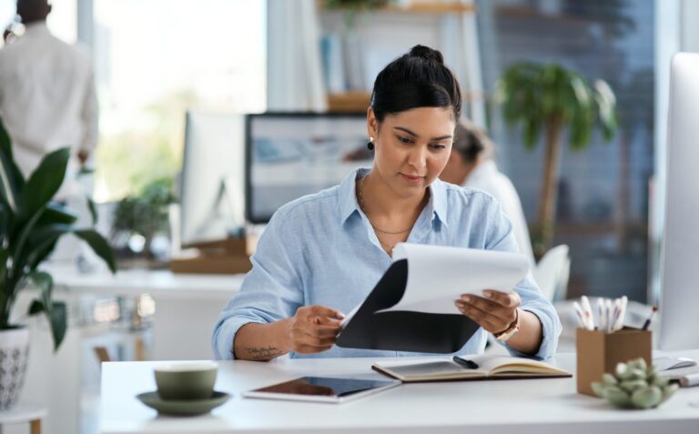 Dirigeant de PME consultant un logiciel de comptabilité sur son ordinateur portable.
