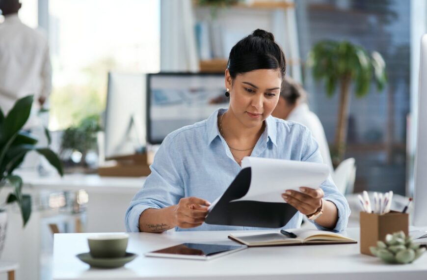 Dirigeant de PME consultant un logiciel de comptabilité sur son ordinateur portable.